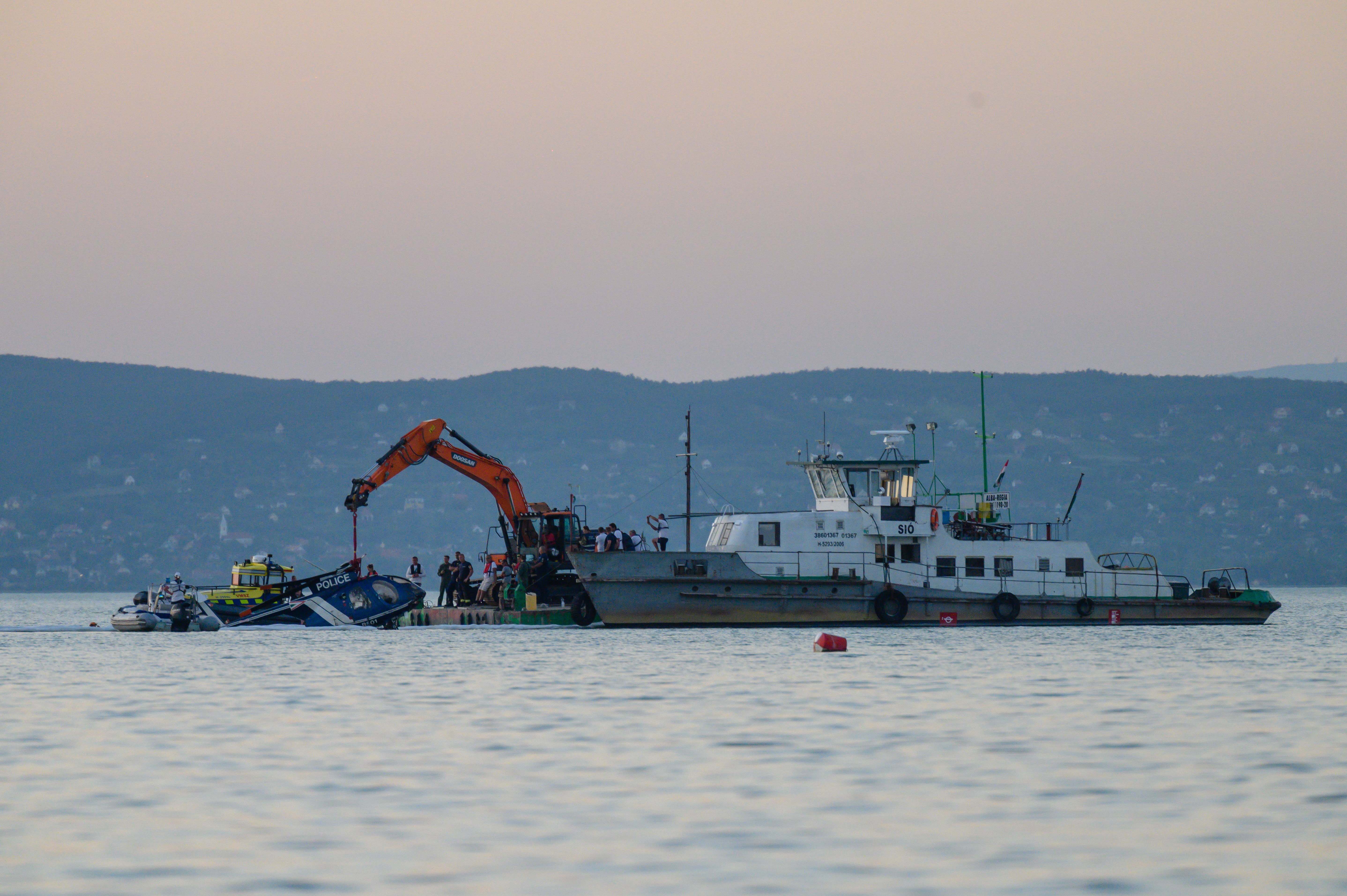 Így emelték ki a Balatonba zuhant helikoptert 5