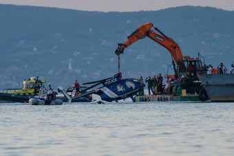 Így emelték ki a Balatonba zuhant helikoptert