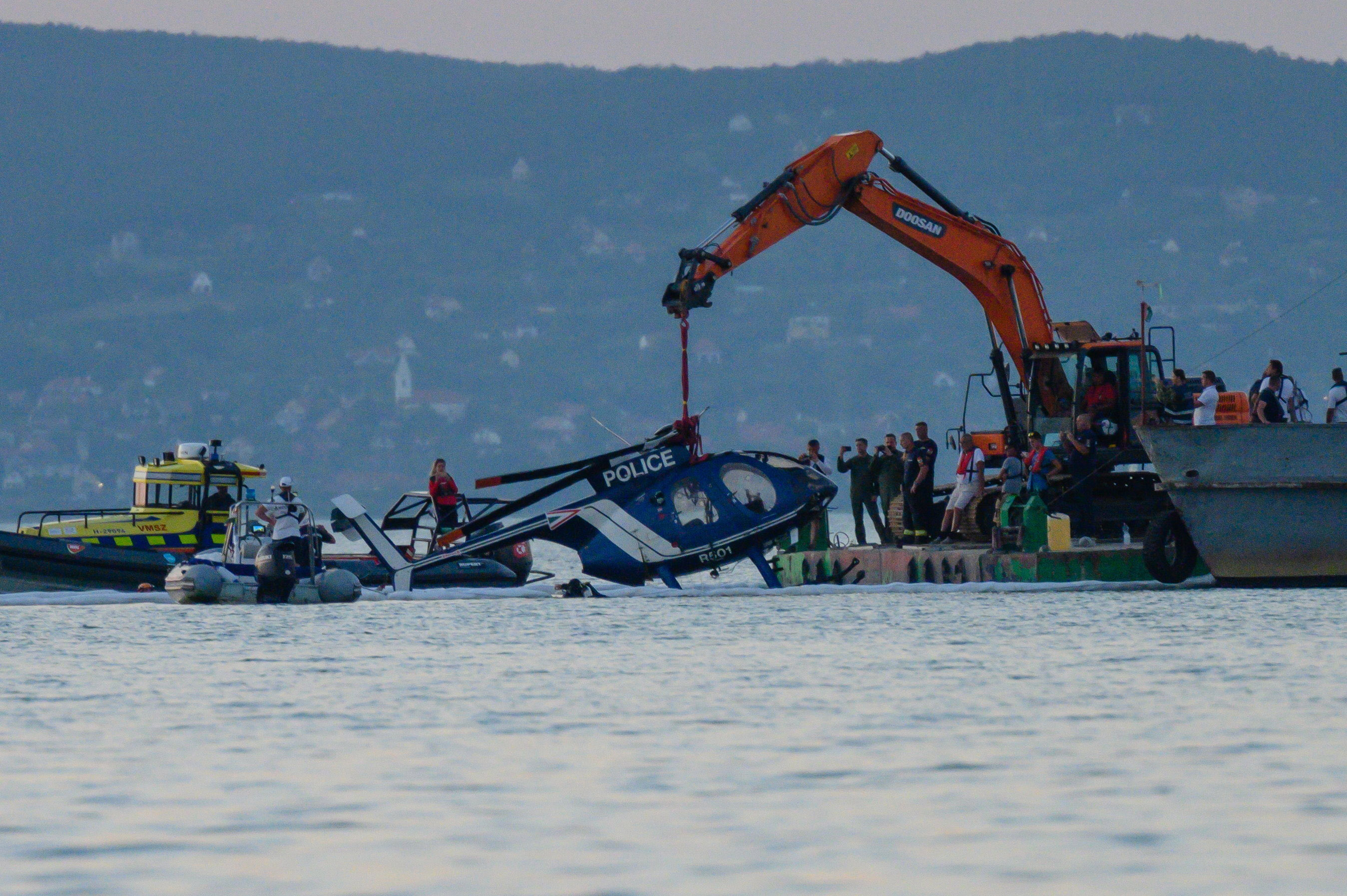 Így emelték ki a Balatonba zuhant helikoptert 6