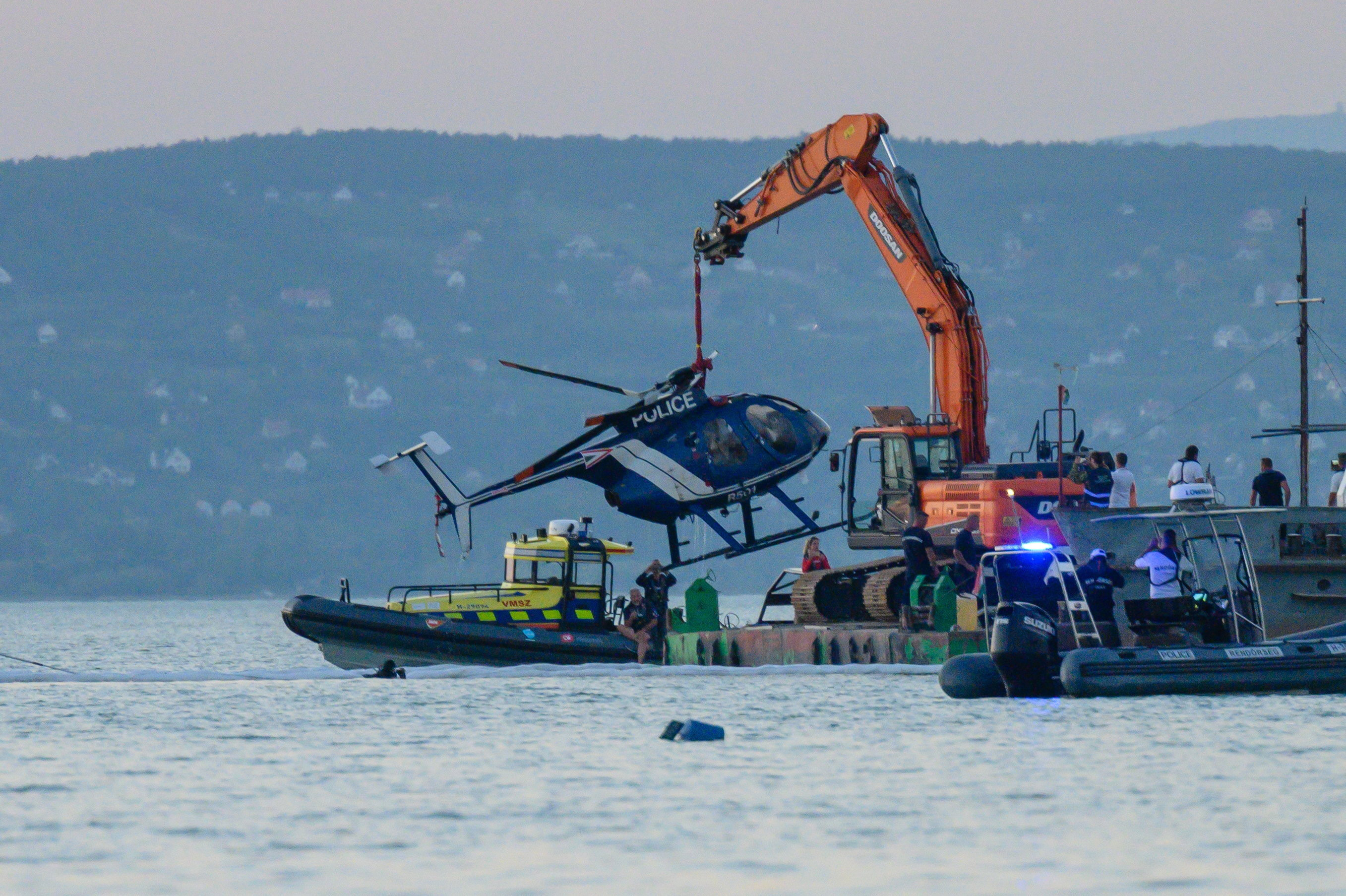 Így emelték ki a Balatonba zuhant helikoptert 7