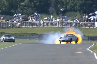 Verseny közben gyulladt ki a világ legdrágább autója