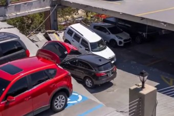 Beomlott egy kórház parkolóháza, több mint száz autót ejtett foglyul