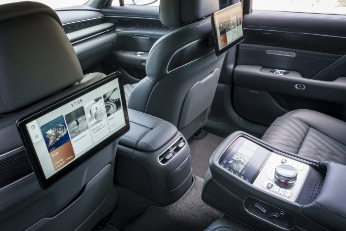 Megérkezett Európába Korea legkényelmesebb autója 8