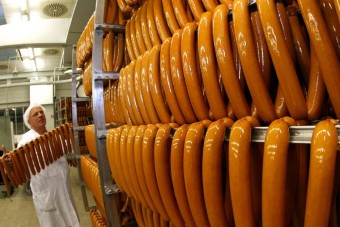 Megunták a vegán kolbászt a Volkswagen dolgozói, visszakövetelték a disznóból készültet