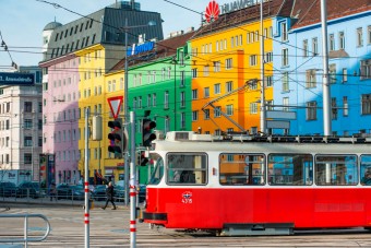Bécsben már fájdalmas bírság jár a villamost akadályozó parkolóknak