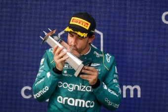 F1: Arra kérik a pilótákat, csókolgassák a díjaikat