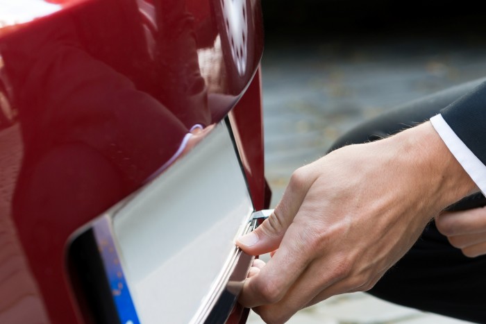 Rendszámával kaszált hatalmasat egy autós