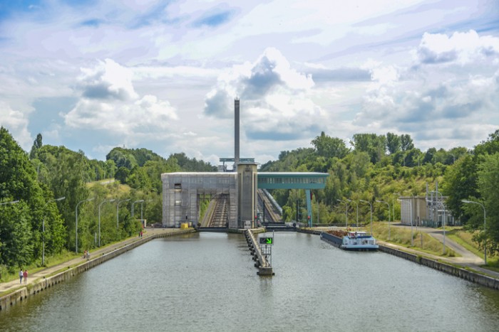 Sínen mennek a hajók a különleges belga csatornában