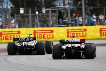 Kényszerből marad a kínai pilóta az F1-ben
