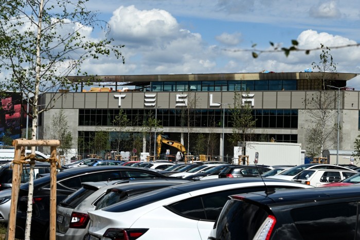 Saját vonatot indított a Tesla