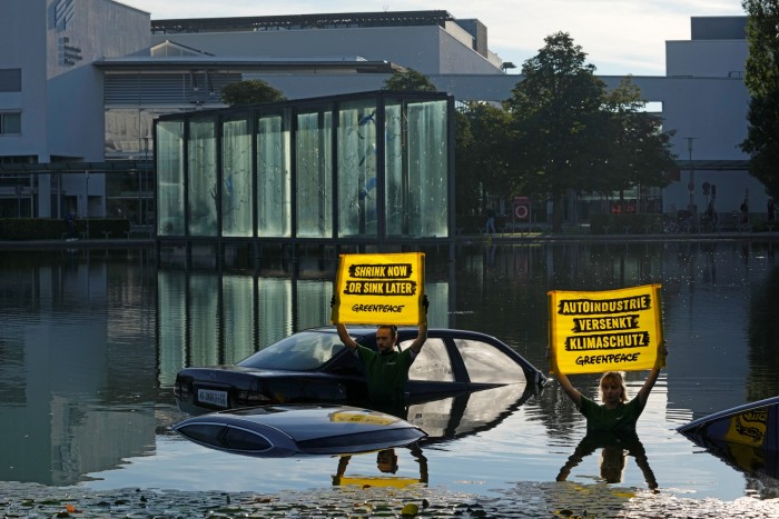 Továbbra is foggal-körömmel harcolnak az autók ellen 5