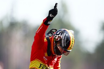 F1: Futkos a libabőr a pole-pozíciós hátán