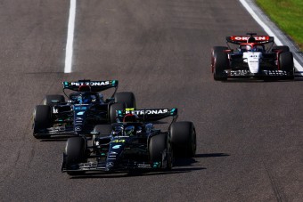 F1: Hamilton nem örült, hogy segítenie kellett Russellnek