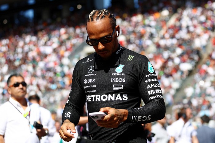 F1: Hamilton nem örült, hogy segítenie kellett Russellnek 2 F1: Hamilton nem örült, hogy segítenie kellett Russellnek 2