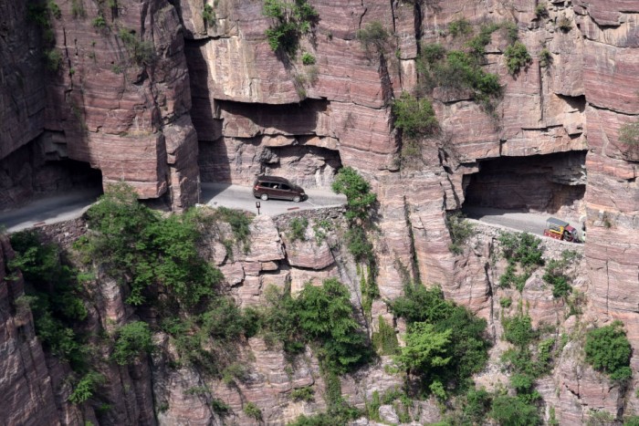 Helyiek vájtak maguknak alagutat a hegyoldalba, azóta is azt használják