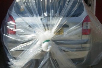 Óriási fólia menthet meg autókat a teljes pusztulástól