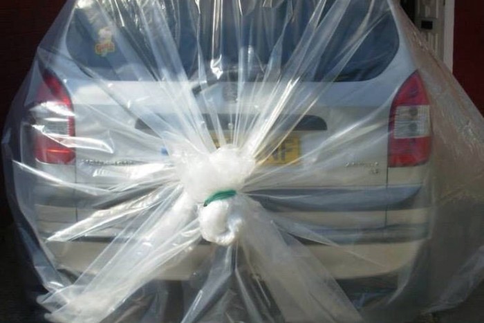 Óriási fólia menthet meg autókat a teljes pusztulástól