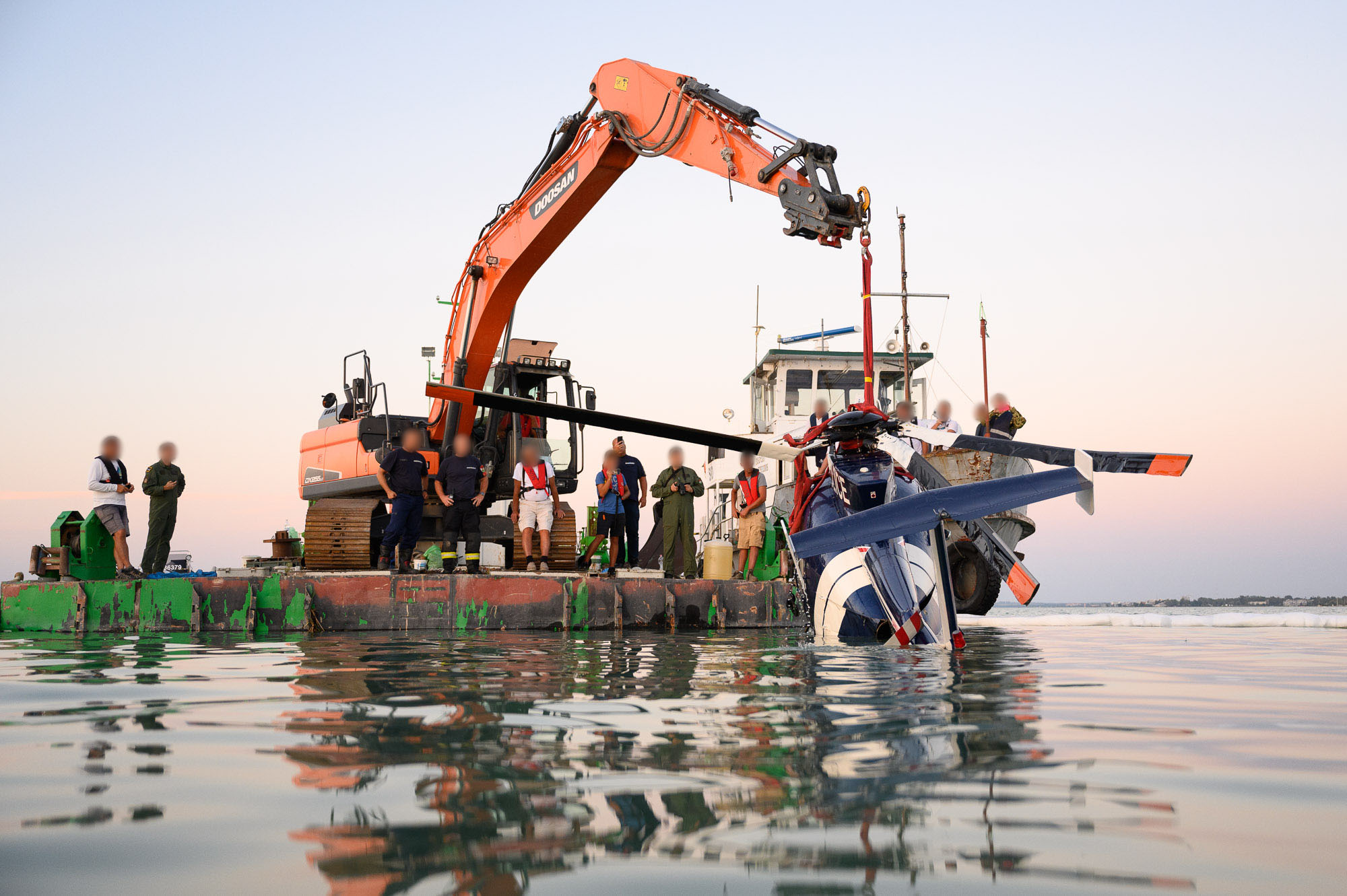 Búvárok felvételein a Balatonba zuhant helikopter 6