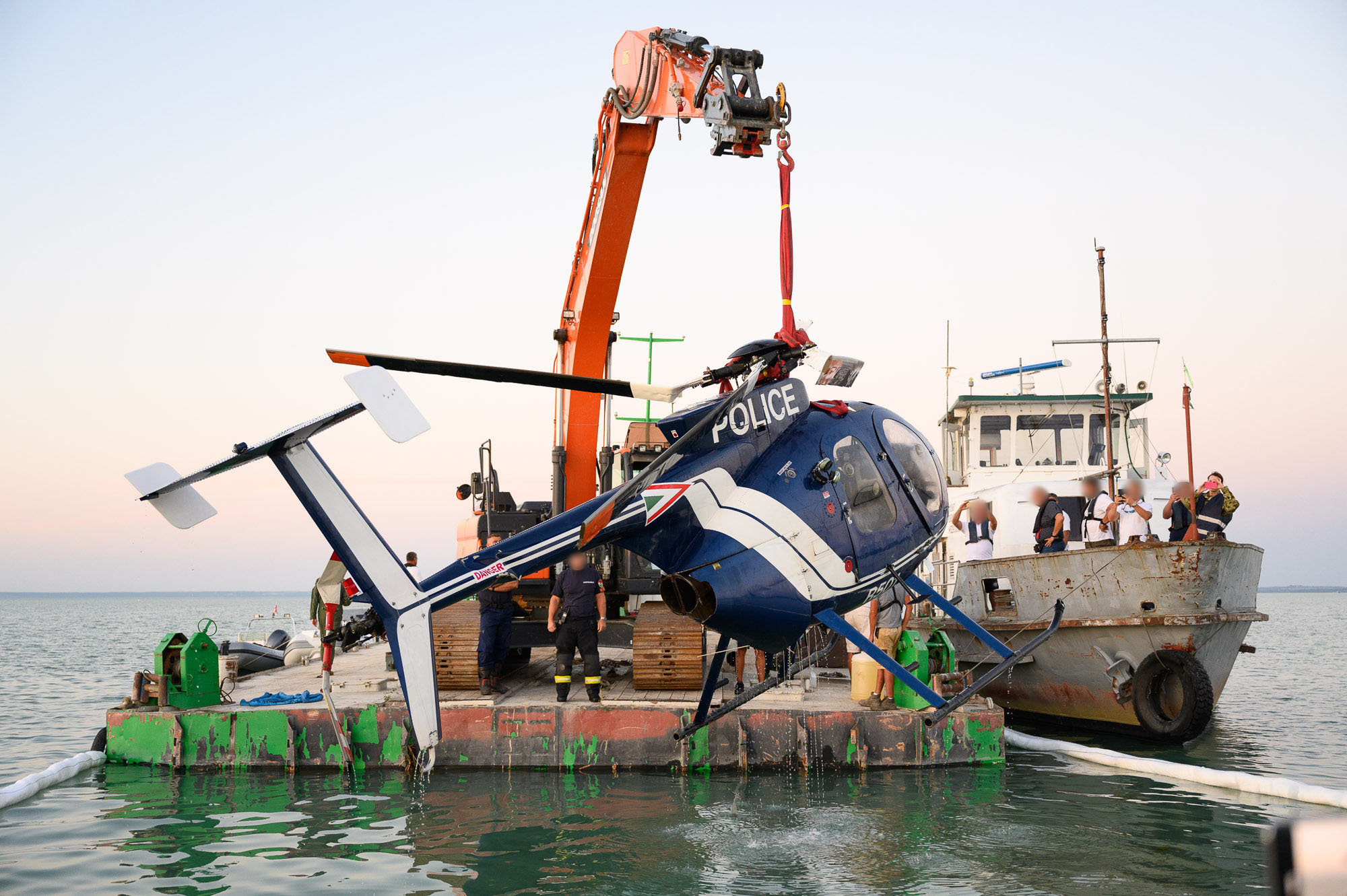 Búvárok felvételein a Balatonba zuhant helikopter 7