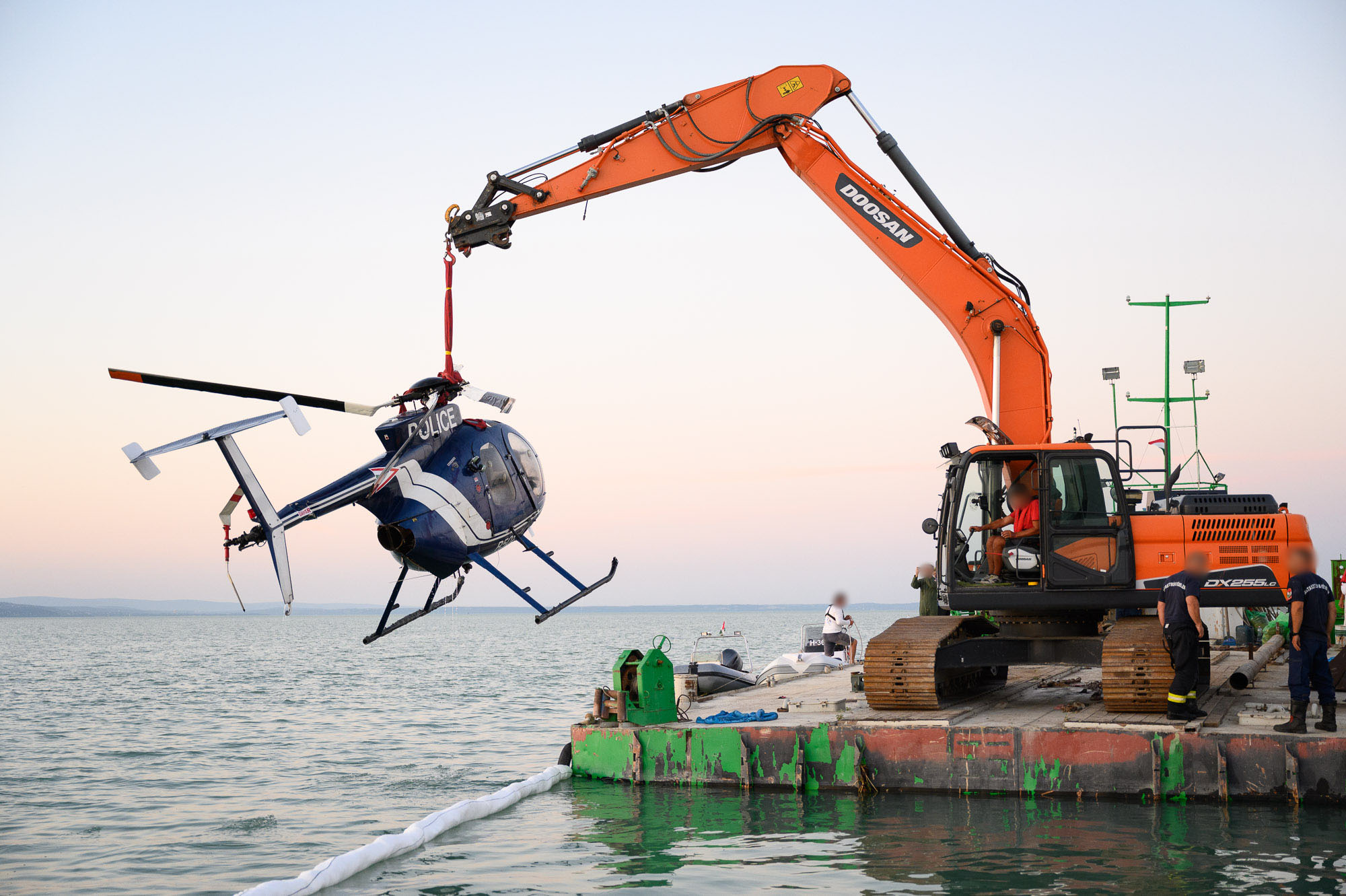 Búvárok felvételein a Balatonba zuhant helikopter 8