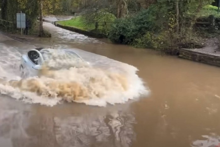Balga ötlet villanyautóval mély vízbe hajtani: mondja egy szervizes