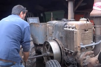 Gombnyomás helyett ujjtörő mutatvány: így indul egy 80 éves traktor