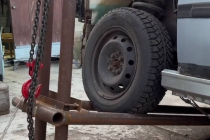 A TikTok népe csodálja az otthon tákolt orosz autóemelőt