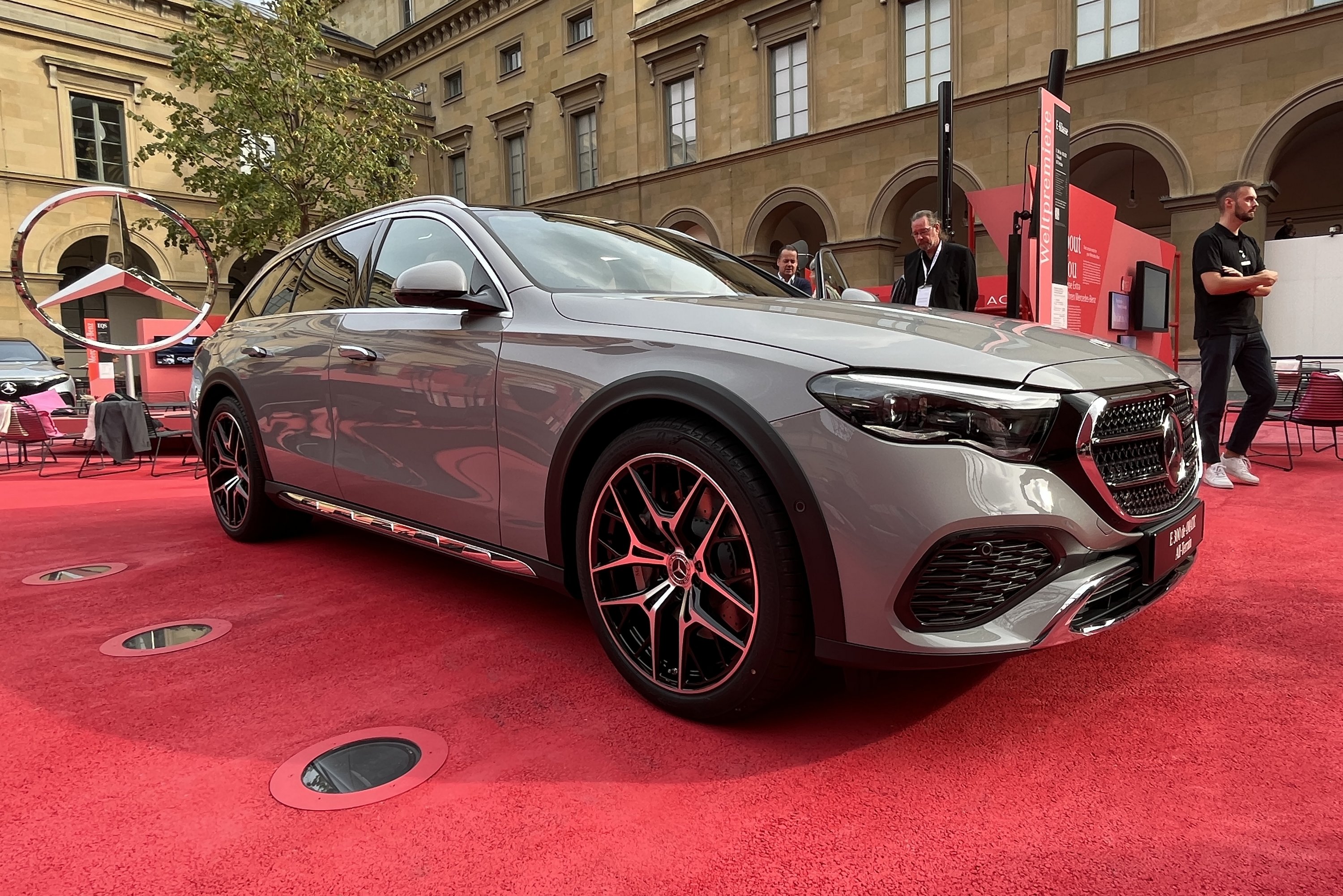 Átlátszó motorházfedéllel jön az új Mercedes kombi 4