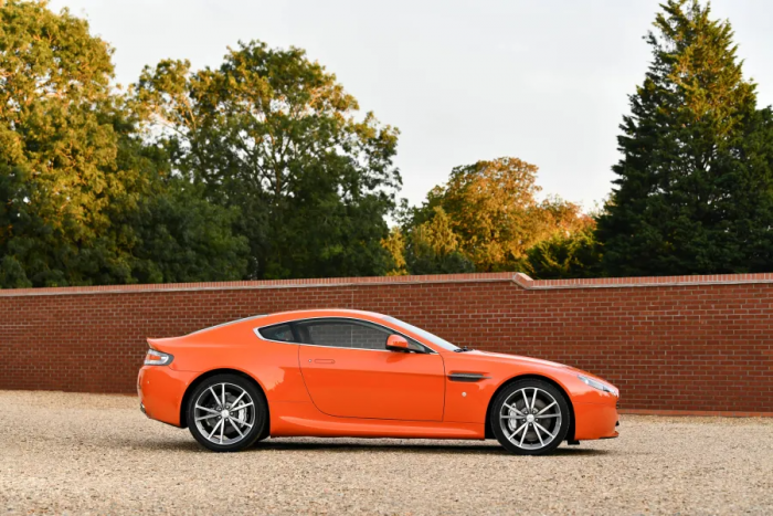 Eladó nyolc csodás Aston Martin, de olyan színben, amit emészteni kell 2