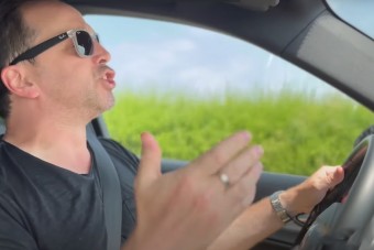„Nem elnézést, rohadjál meg!” – Janklovics Péter így kap agyvérzést az autópályán