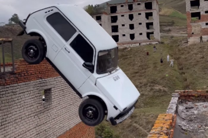 El especialista ruso realizó una increíble acrobacia con su Lada