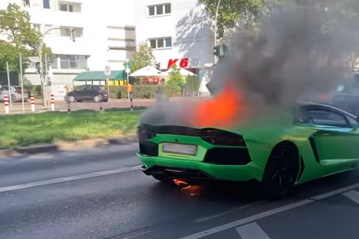 Az aszfaltra olvadt egy Lamborghini Németországban