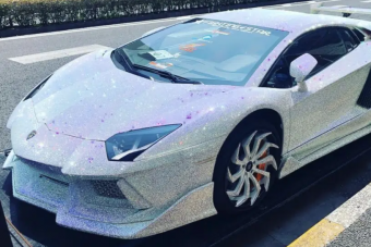 Milliónyi kristállyal feldobott gép a japán Lamborghini-pápa játékszere