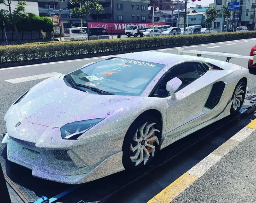 Milliónyi kristállyal feldobott gép a japán Lamborghini-pápa játékszere 3