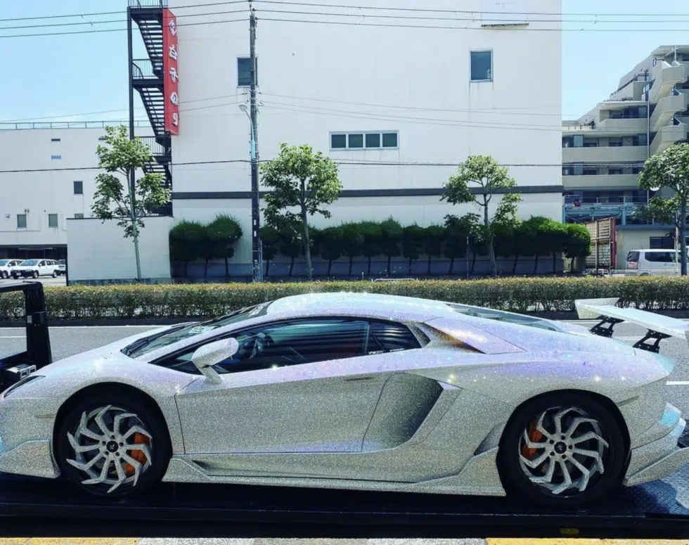 Milliónyi kristállyal feldobott gép a japán Lamborghini-pápa játékszere 2 | Vezess Milliónyi kristállyal feldobott gép a japán Lamborghini-pápa játékszere 2