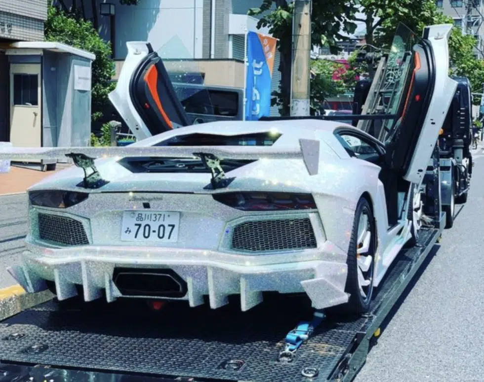 Milliónyi kristállyal feldobott gép a japán Lamborghini-pápa játékszere 4 | Vezess Milliónyi kristállyal feldobott gép a japán Lamborghini-pápa játékszere 4