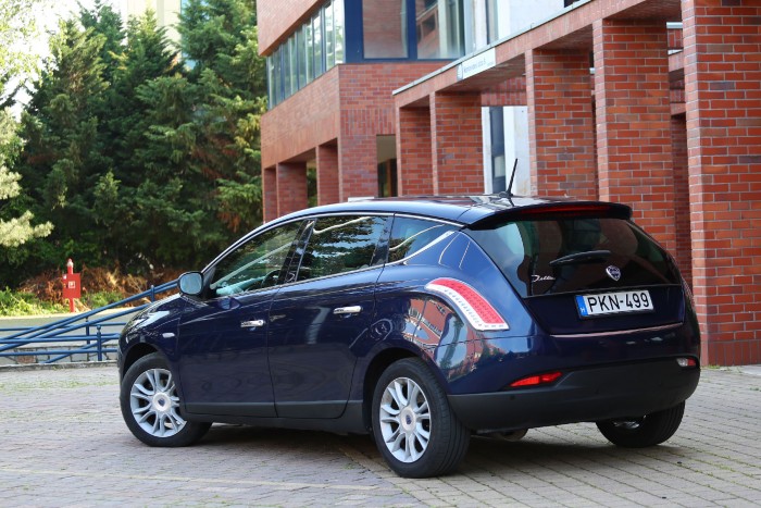 Mit esznek a magyar nők ezen az olasz használt autón? 9