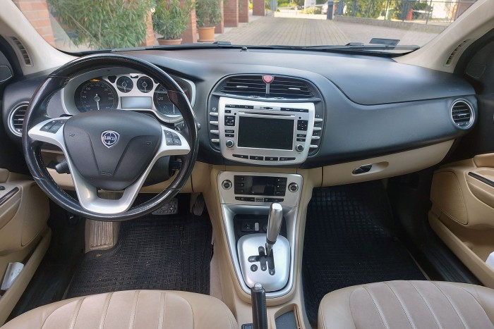 Mit esznek a magyar nők ezen az olasz használt autón? 13