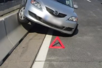 Felugratott egy autós a betonelválasztóra az M0-son