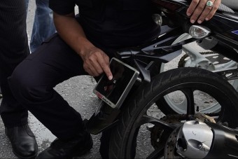 A rendőrök is meglepődtek a trükkös rendszámon