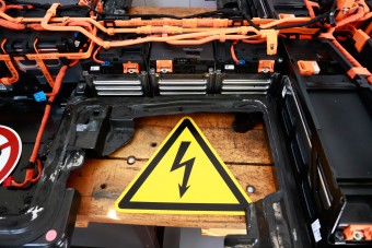 Kevés a hozzáértő szerelő, ezért drága a villanyautók javítása