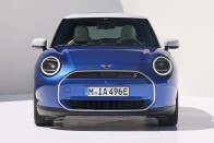 Egy lépést előre, egyet hátra tesz a Mini Cooper 36