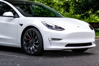 Autót nyerhet, aki ajánlja a Teslát – de tényleg!