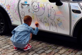 Zsírkrétával firkálnak össze autókat, még meg is dicsérik őket