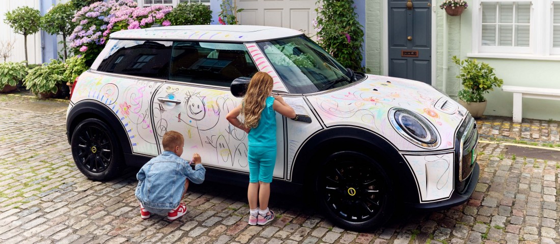 Zsírkrétával firkálnak össze autókat, még meg is dicsérik őket