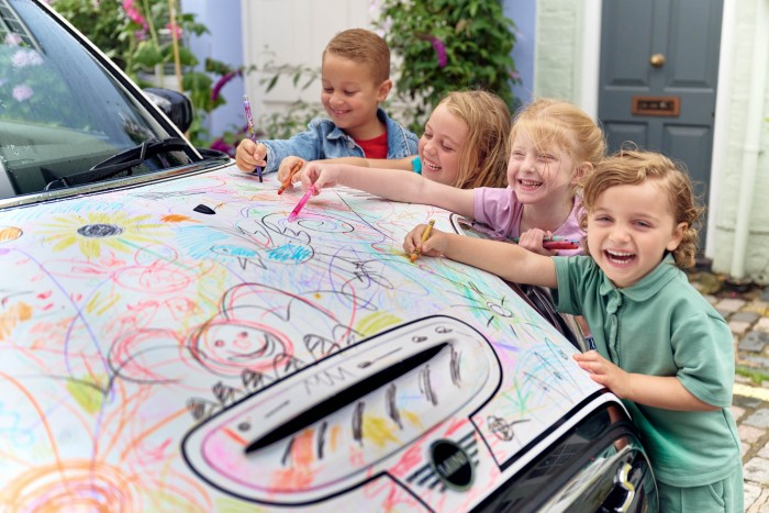 Zsírkrétával firkálnak össze autókat, még meg is dicsérik őket 6