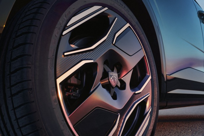 Csak áram hajtja a Peugeot új családi SUV-ját 8