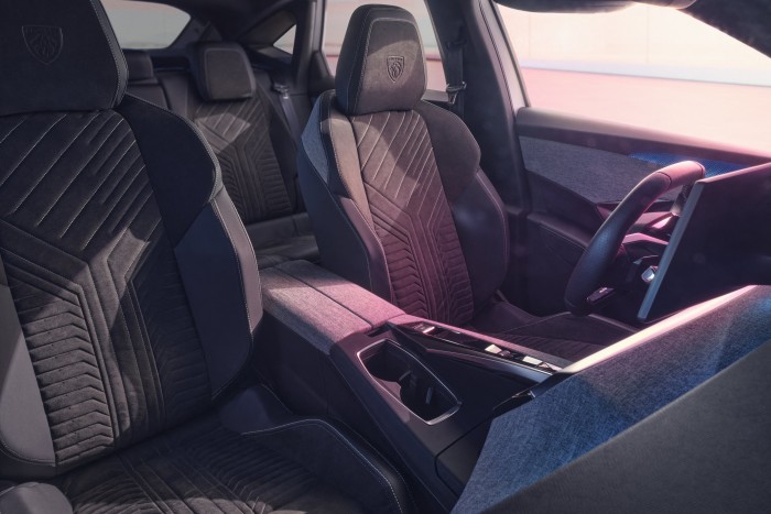 Csak áram hajtja a Peugeot új családi SUV-ját 10