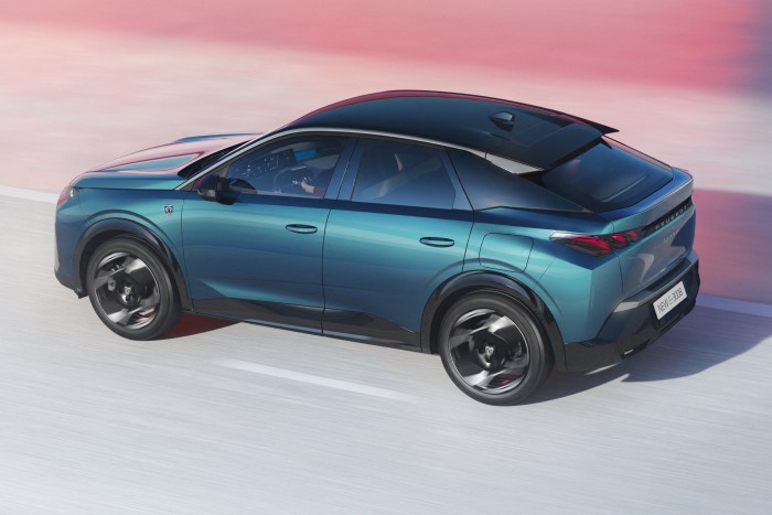 Már-már kupés karakterű az új Peugeot e-3008