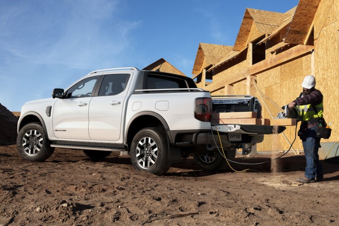 Világújdonságot villantott a Ford 8